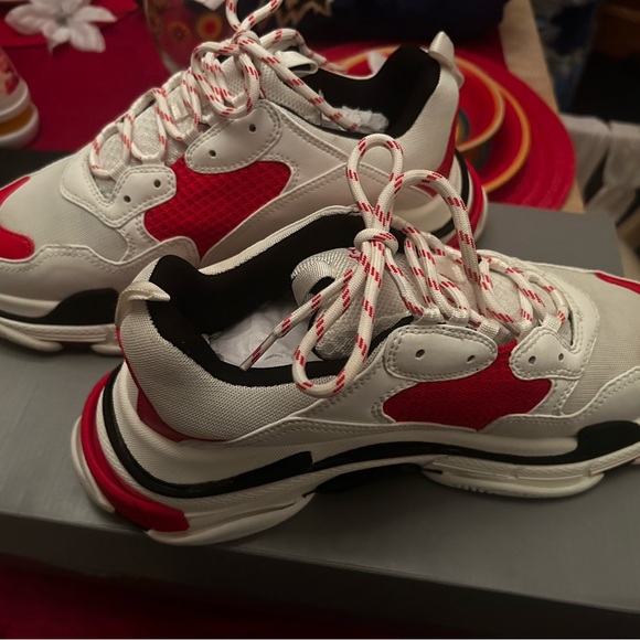Triple Balenciaga Sneakers - Picture 2 of 3
